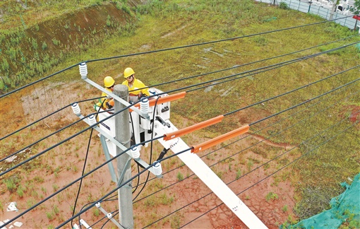 长沙雨花区进行带电优化原有配电线路网架作业这是我省首次实施带电