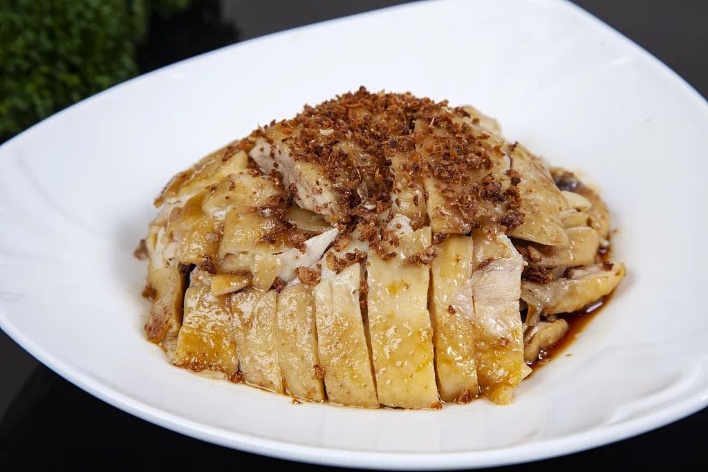 "谁吃了不得惊叹一声淋上沙姜调成的诱人酱汁爽滑的鸡皮鲜嫩的鸡肉