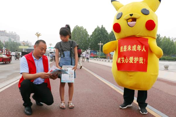 一大早,县民政局志愿者王军辉,胡红旗等人就来到县人民广场,新天地