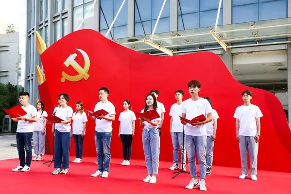 上海政法学院隆重举行2021年新党员入党宣誓仪式