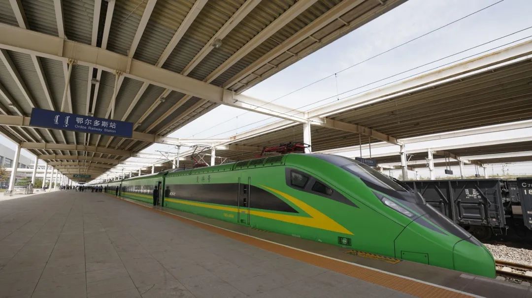 终到西安站,经由包西,陇海线运行,每日往返一趟,沿途经停榆林,延安站