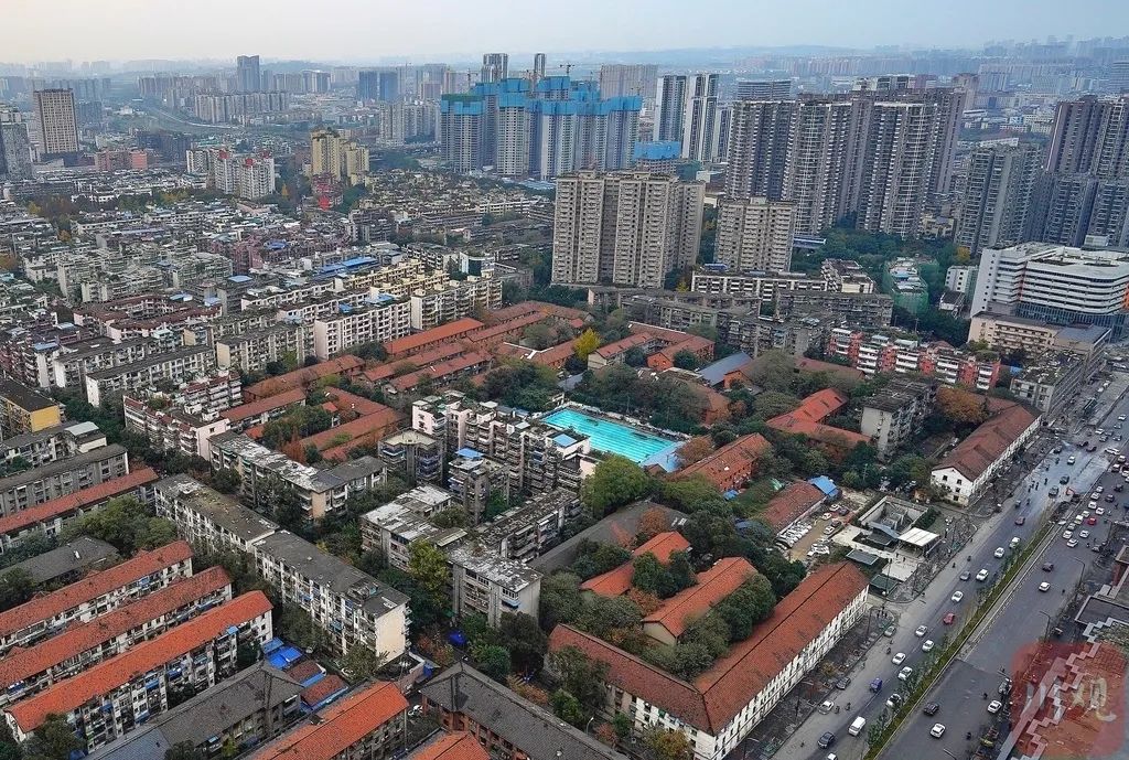 藏身于成都市北一环路360号铁路新村大院的兴奥游泳池.