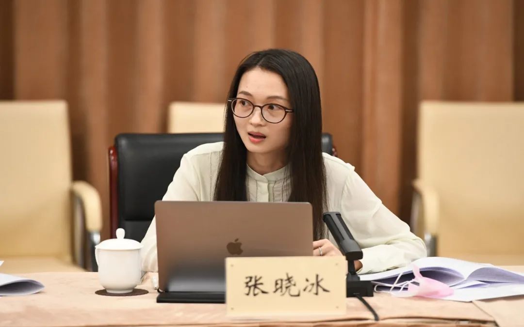 中国青少年研究中心副研究员张晓冰从加强完善法治宣传教育的角度提出