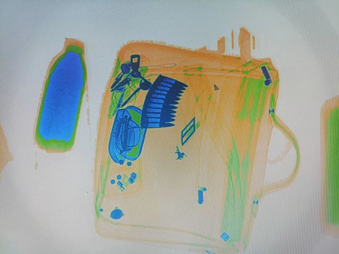 x光机显示画面经过初步检查发现可疑物品为11颗子弹后,值班法警对该