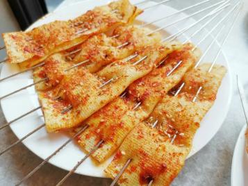 肉末干豆腐,超大的串串薄薄的干豆腐从中对折中间夹着肉馅烤到微焦