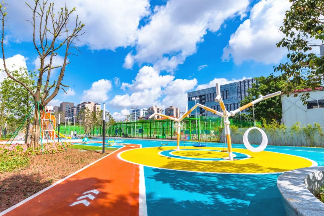 营造出一个烂漫的童真世界五彩缤纷的亲子活动区公园西北与东南区域