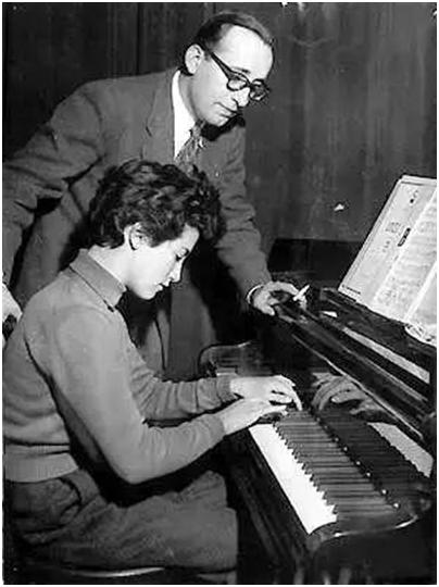 将她的父亲派驻到了维也纳,以便阿格里奇能跟随钢琴家古尔达学习