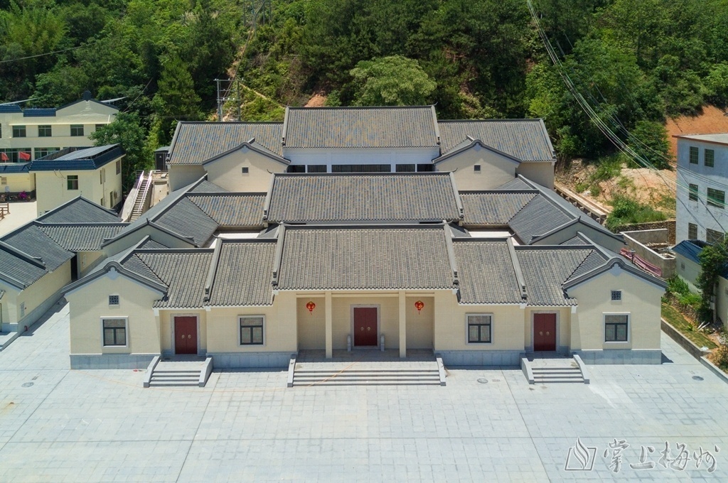 田家炳纪念馆采用客家特色民居式建筑设计.