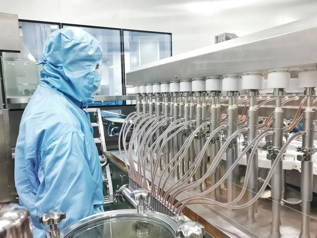 生产线口服液体制剂数字化车间员工李孟洛正在巡检15条全自动高速包装