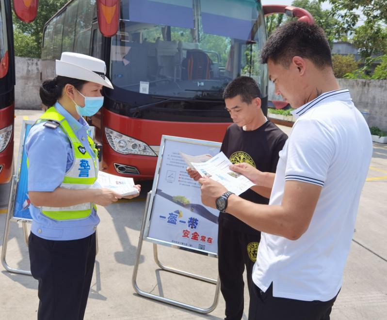 三大隊組織民警到泉州勝地旅遊客運有限公司開展道路交通安全宣傳活動