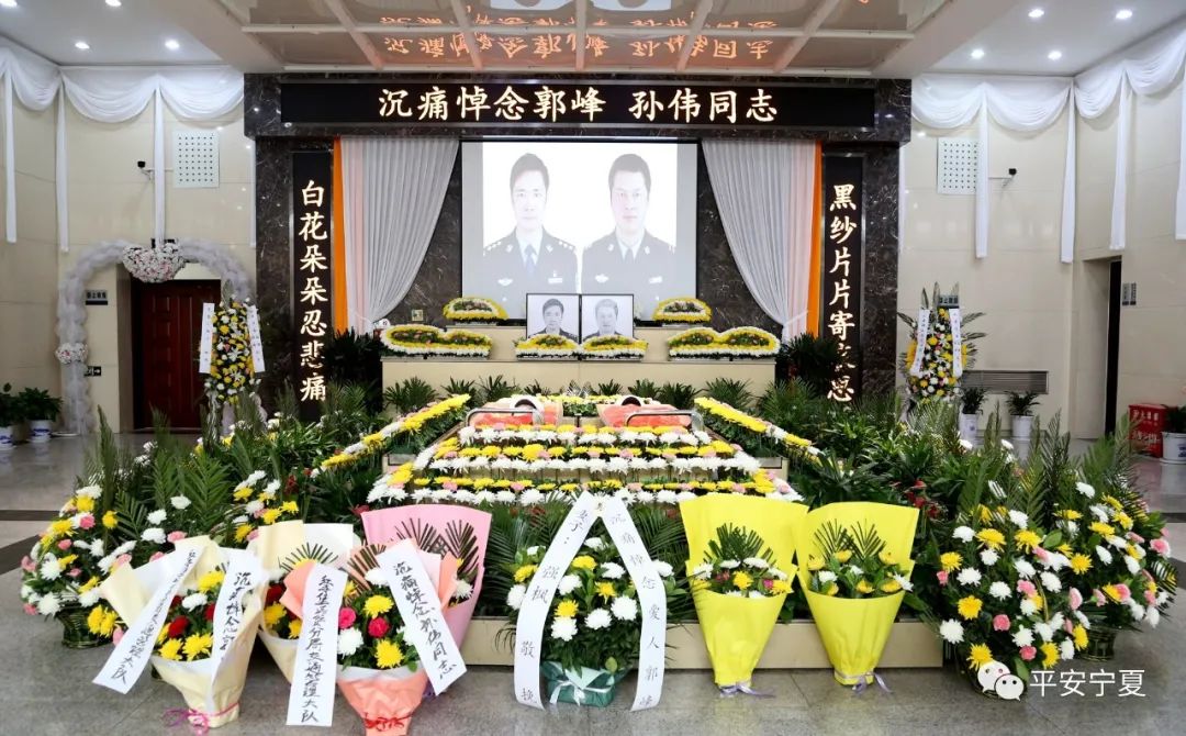 敬礼送战友郭峰孙伟最后一程