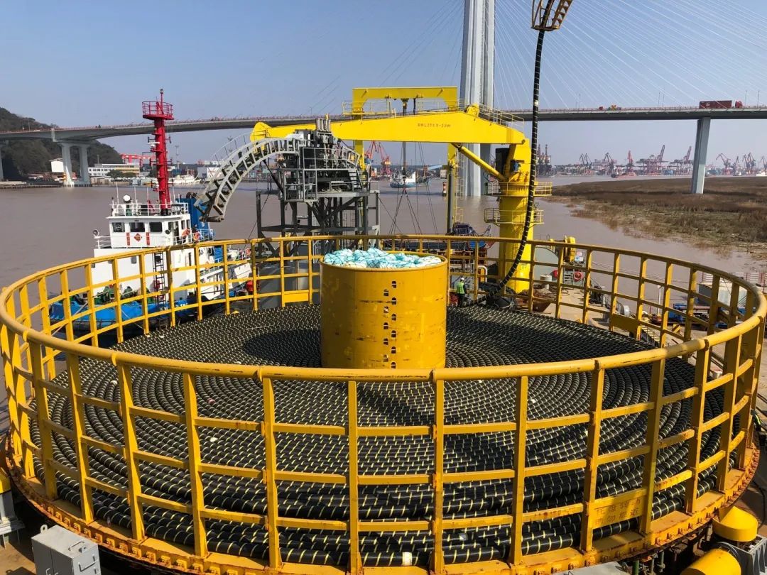 航拍从海里钻出40多公里的长电缆