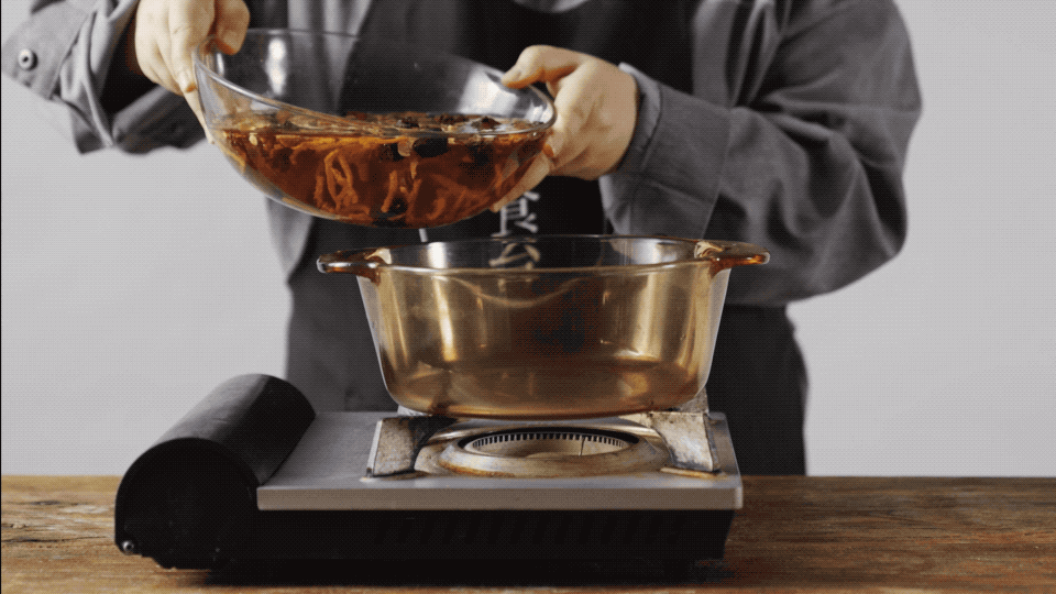 再把食材连汁水一起倒入锅中,再加适量水,大火煮开.