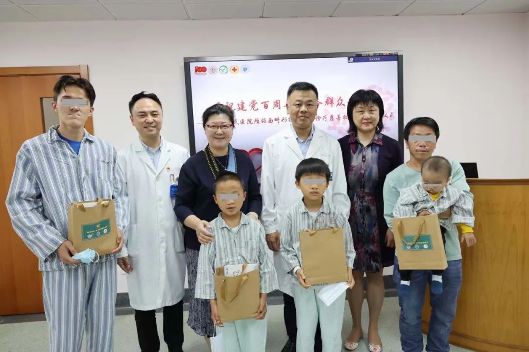 秘书长史静敏,九院院长吴皓,副院长王旭东向患者送上关爱礼包