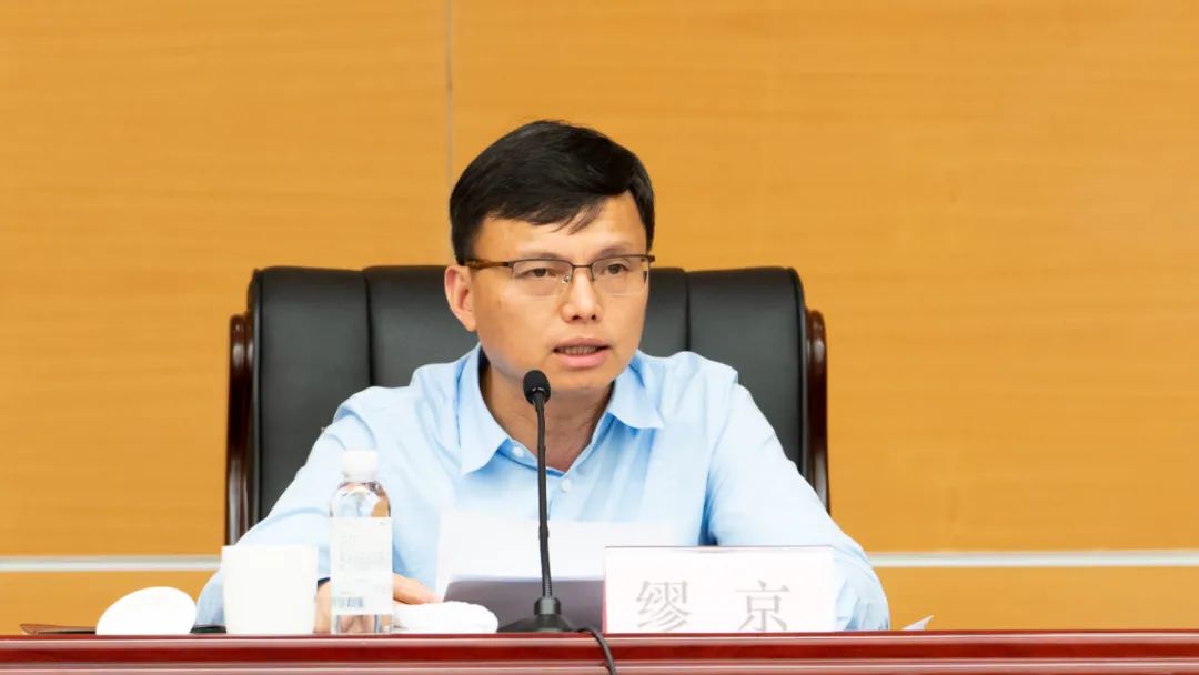 崇明区委常委,副区长,区防汛指挥部第一副总指挥吴召忠主持会议,副