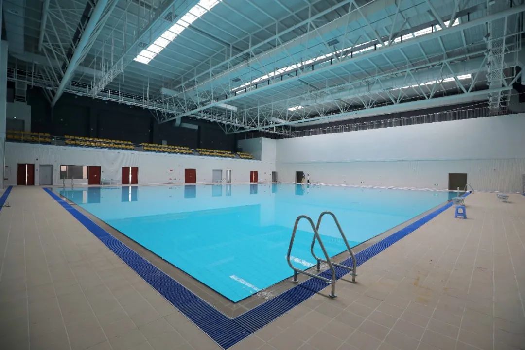 改建后的猛追湾游泳场是集游泳和水球于一体的室内训练馆,拥有三馆