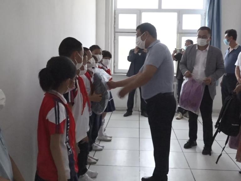 5月31日,县总工会的工作人员分别深入到县第五小学,第五中学,第四小学