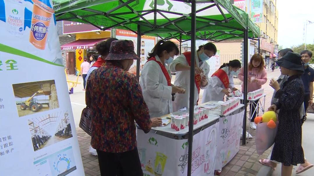 在世界牛奶日到来之际绿健乳业还开展了乳品知识进社区,进校园系列