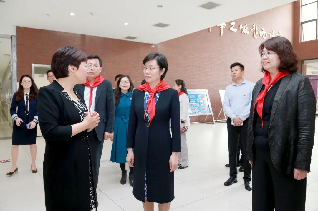 赵燕一行先后走访了青岛第二十六中学,青岛基隆路小学和市南区三明路