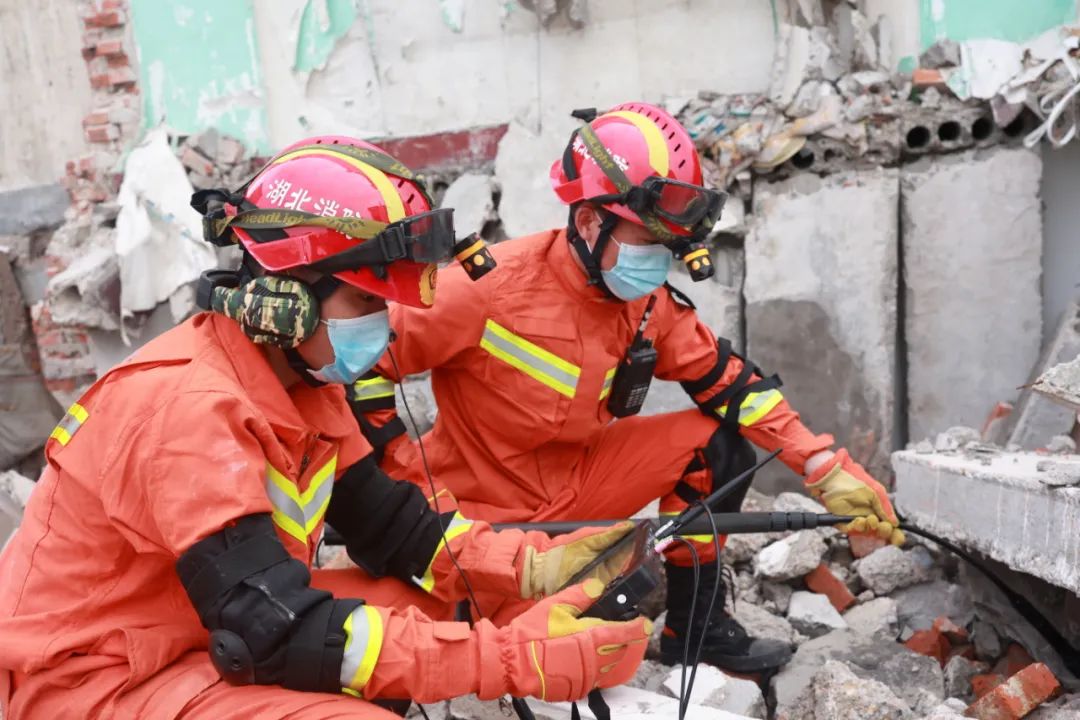 大场面直击地震救援现场燃图来袭
