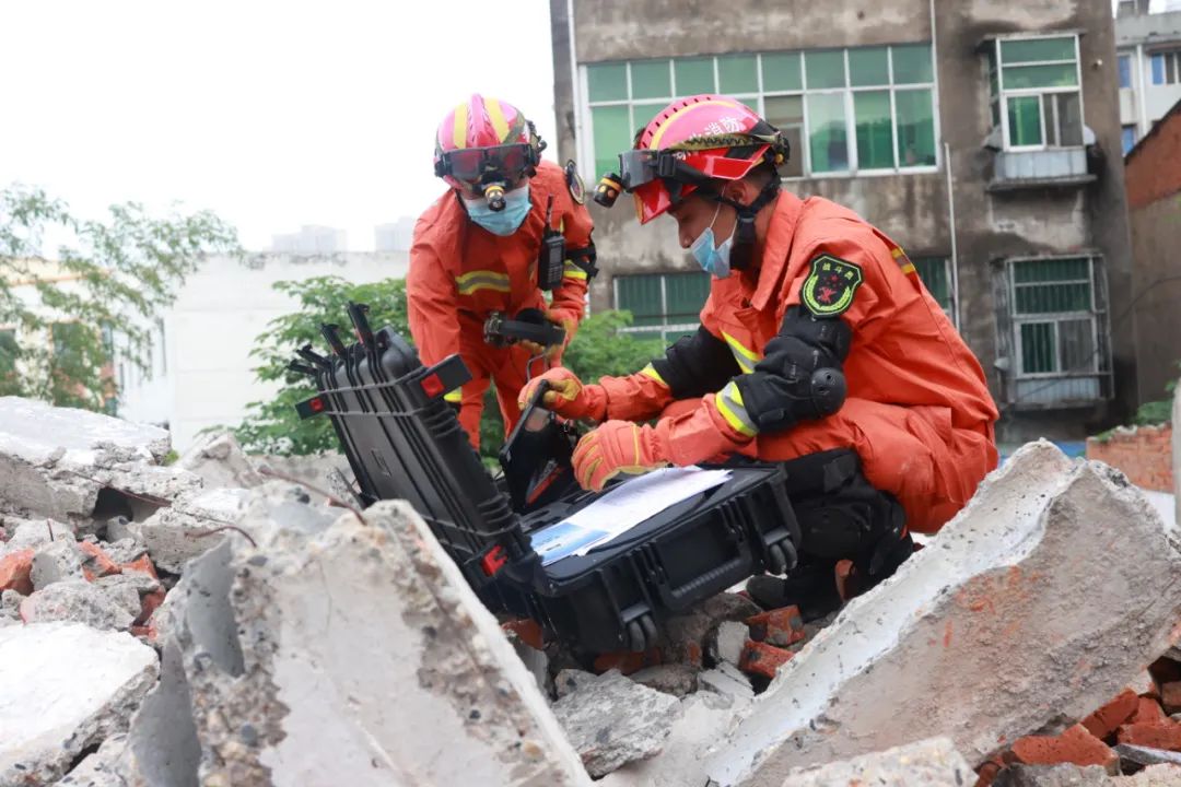 大场面直击地震救援现场燃图来袭