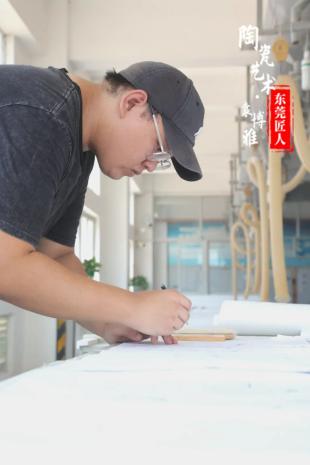 设计师袁博雅设计师袁博雅在车间里忙碌地工作着,黑色的衣服上沾上了