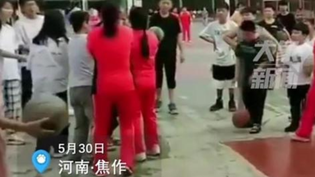 一群大妈冲进篮球场跳广场舞，还扇了打球小伙两耳光