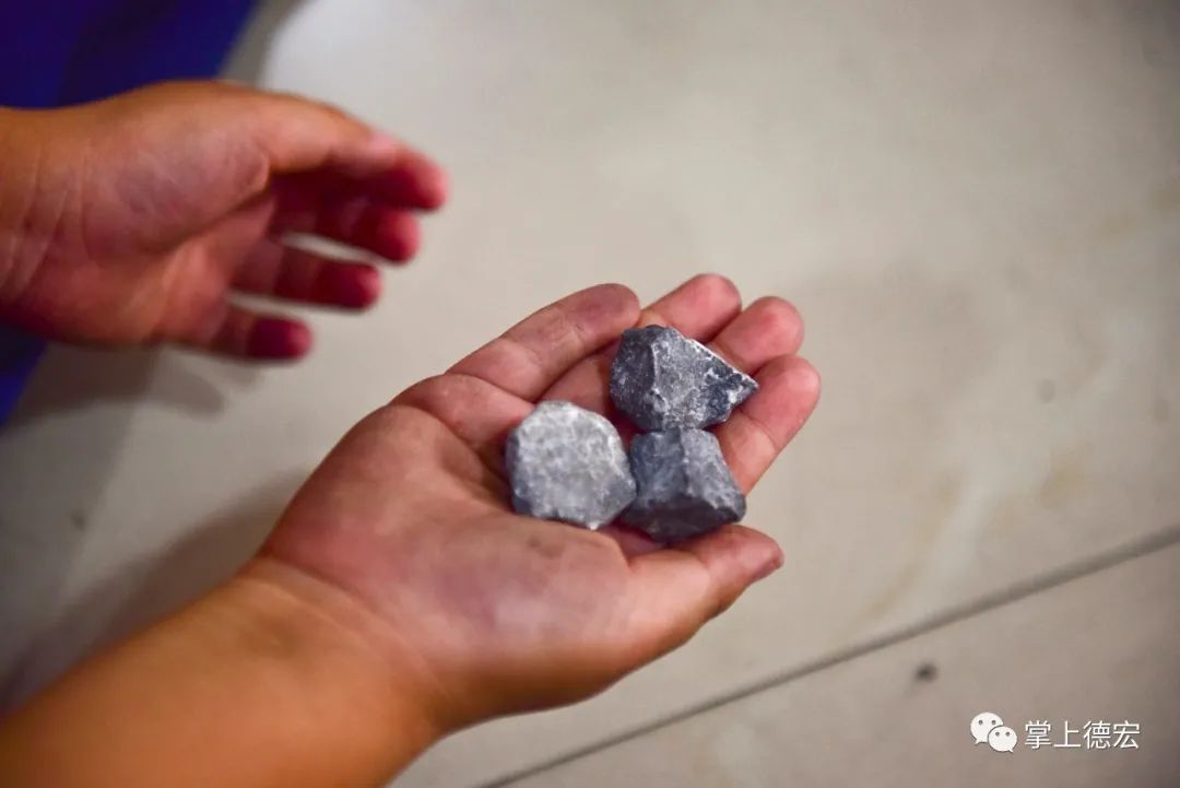 小手常常磨得脏乎乎的几颗光滑的石子在手背手心翻跳一蹲就是一下午