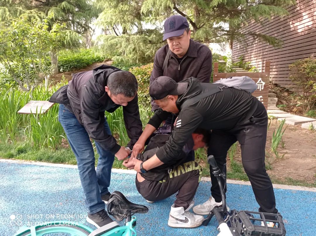 我为群众办实事小白鞋专偷电动三轮车天桥警方巡逻抓