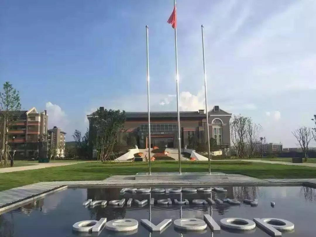 德阳天立国际学校商业配套非常成熟,除了紧邻保利国际超大型社区,向北