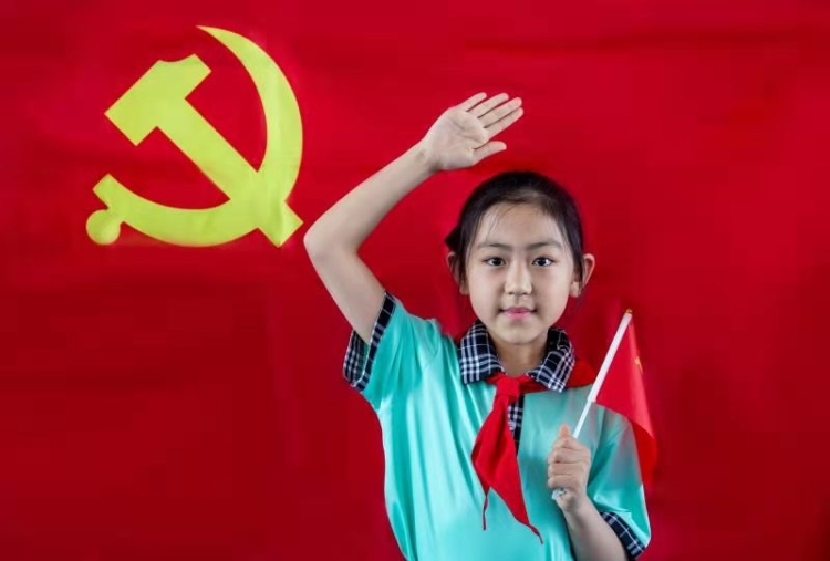 大庆市大同区第一小学开展童心向党 我向党旗敬个礼活动