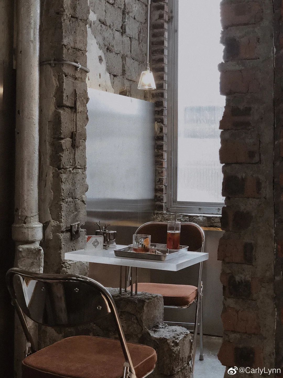 小红书@怪力胶泥 叙利亚工业风的装修,"断壁残垣"的布景,再搭配橙色