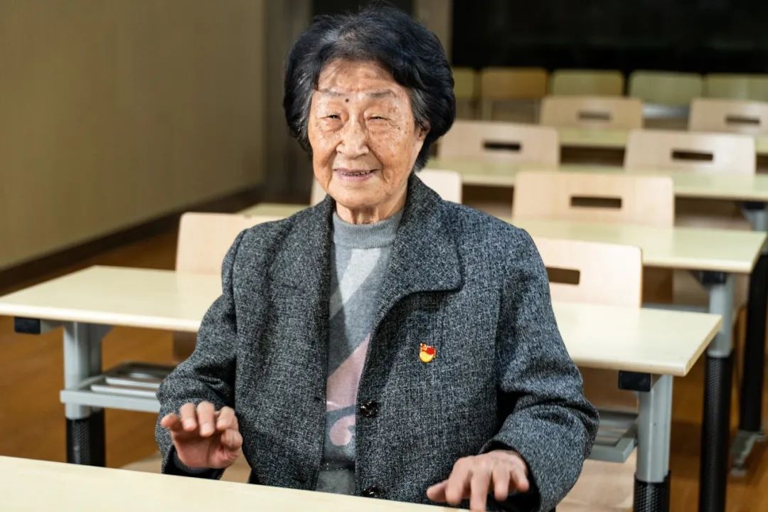 92岁的于漪老师拍了拍高一学生封皓元的肩膀:"千钧重担,挑着!