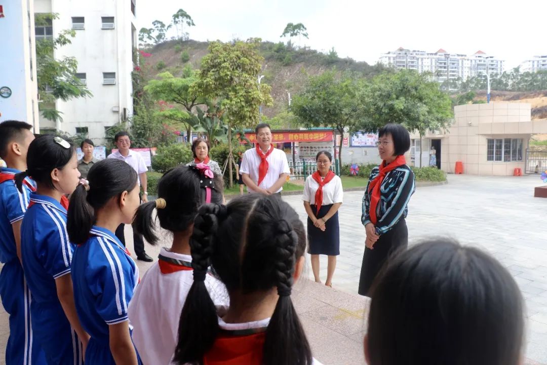 于英杰到金湾小学开展"六一"慰问活动