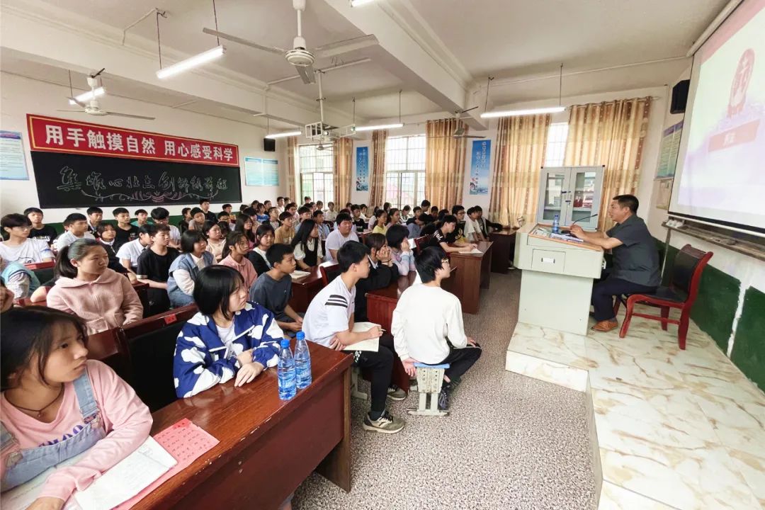 5月28日上午,涟源法院普法宣讲团走进涟源六亩塘镇芙蓉中学,为该校90