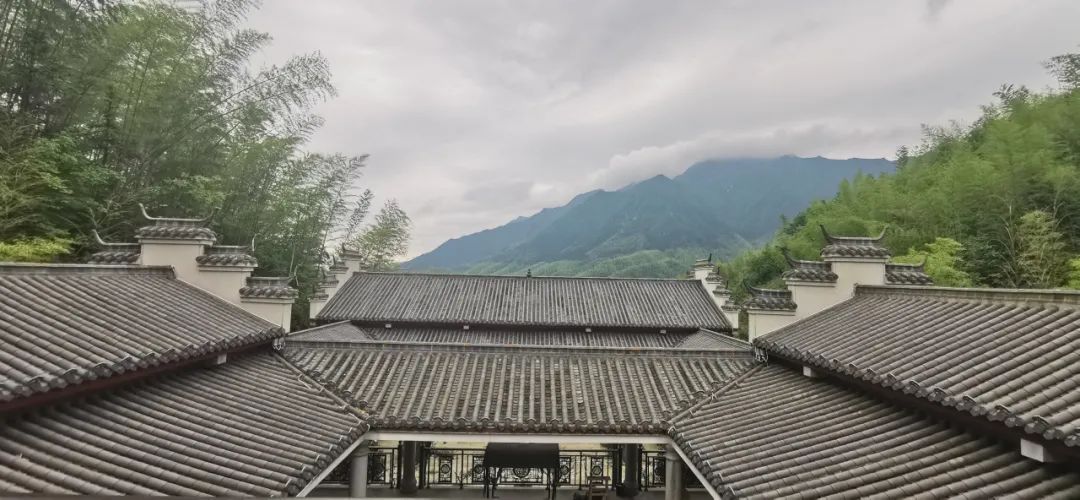 过完61儿童节过周末住进天岳幕阜山半山上的民宿推开窗就能看见云彩