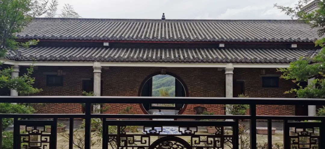 过完61儿童节过周末住进天岳幕阜山半山上的民宿推开窗就能看见云彩