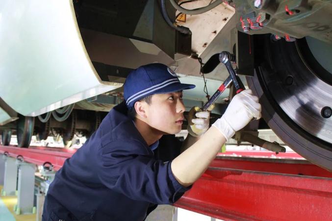 最美蘭鐵人點贊最美動車組機械師