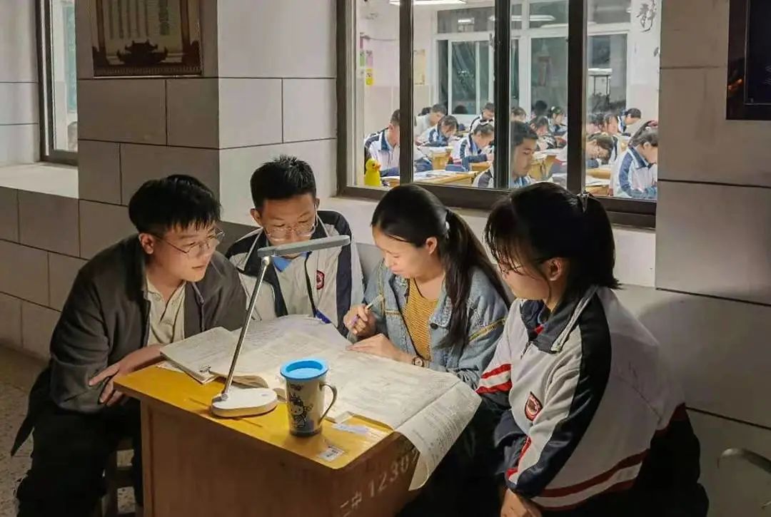 备战高考徐州这个学校的走廊里竟多出不少课桌