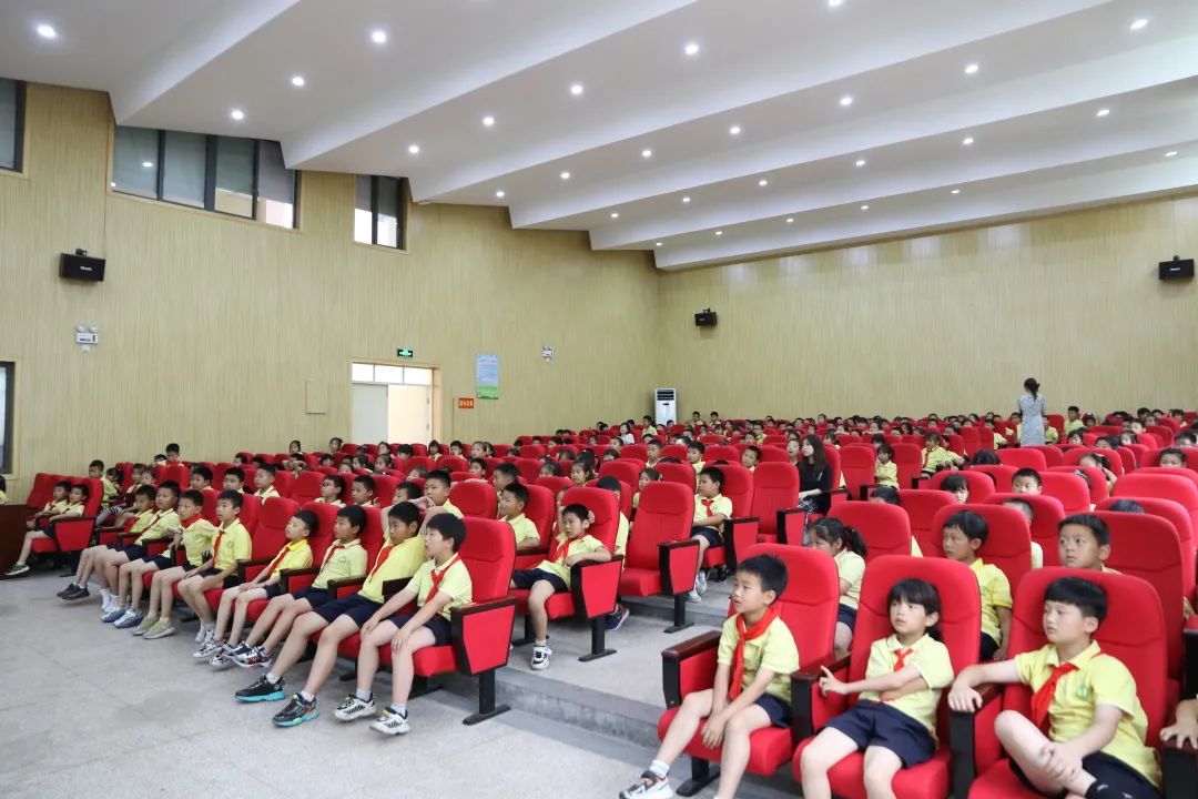 安吉法院执行局干警和立案庭法官,分别前往安吉县第四小学和第九小学