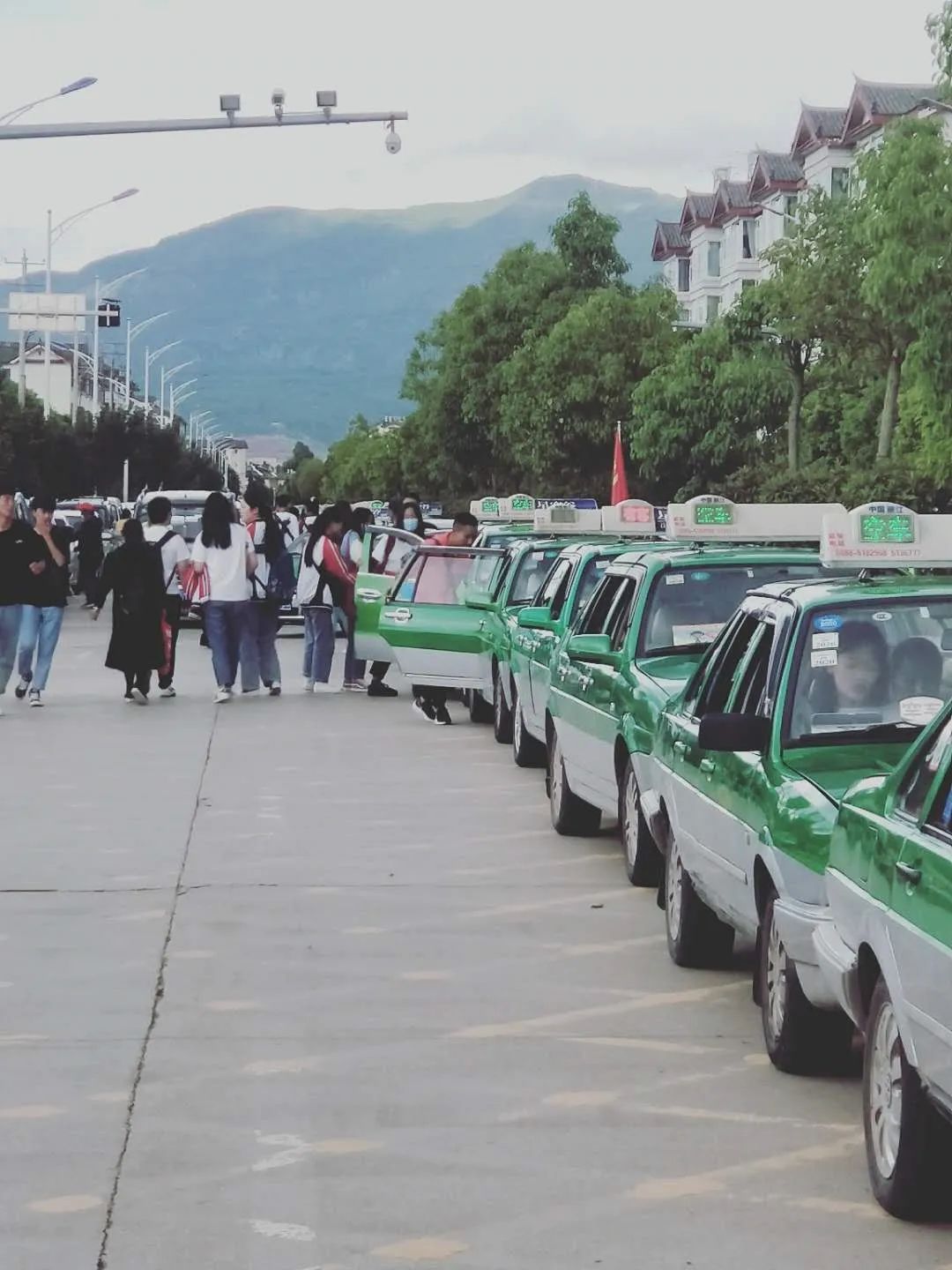 传递文明献爱心丽江出租车协会邀您报名一年一度高考送考