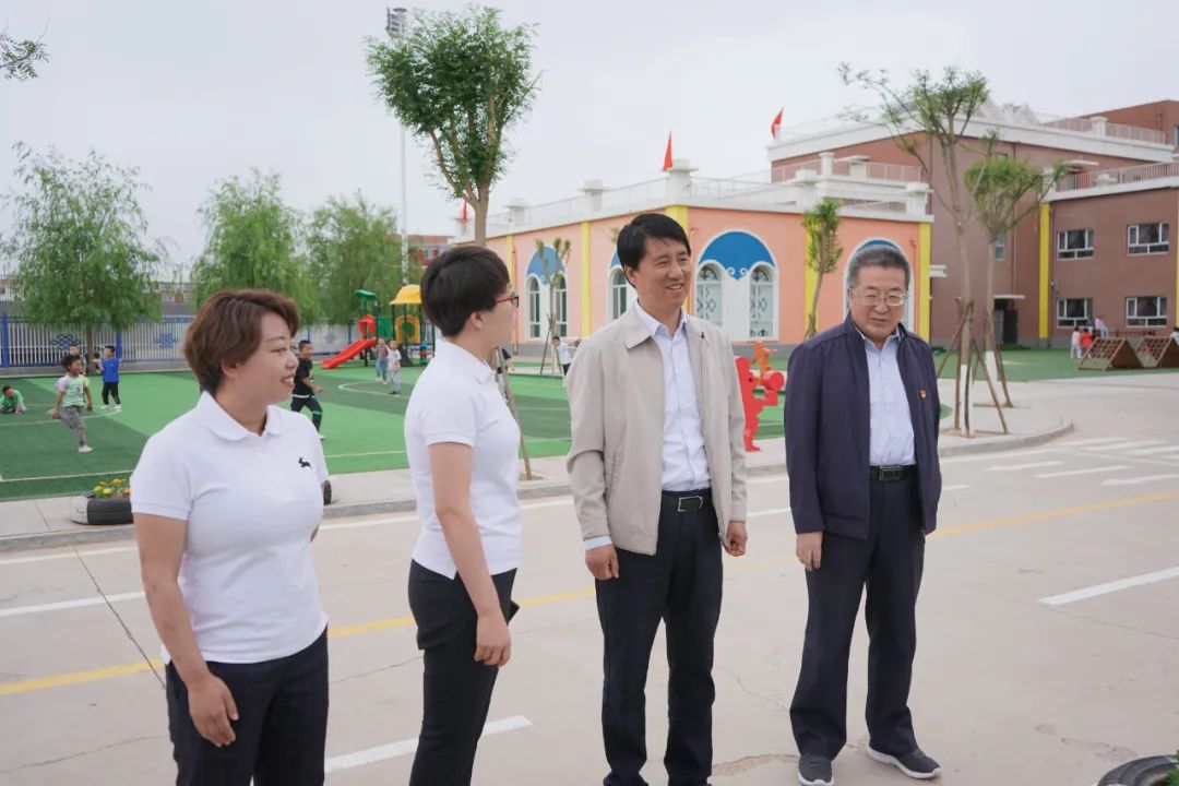 5月31日,县委书记张永文深入到和林格尔县第二民族幼儿园,和林格尔县
