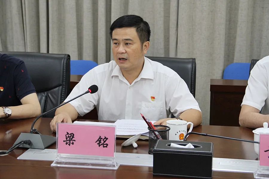 汇报会上,该院党组书记,院长黄志军向督查组就该院开展政法队伍教育