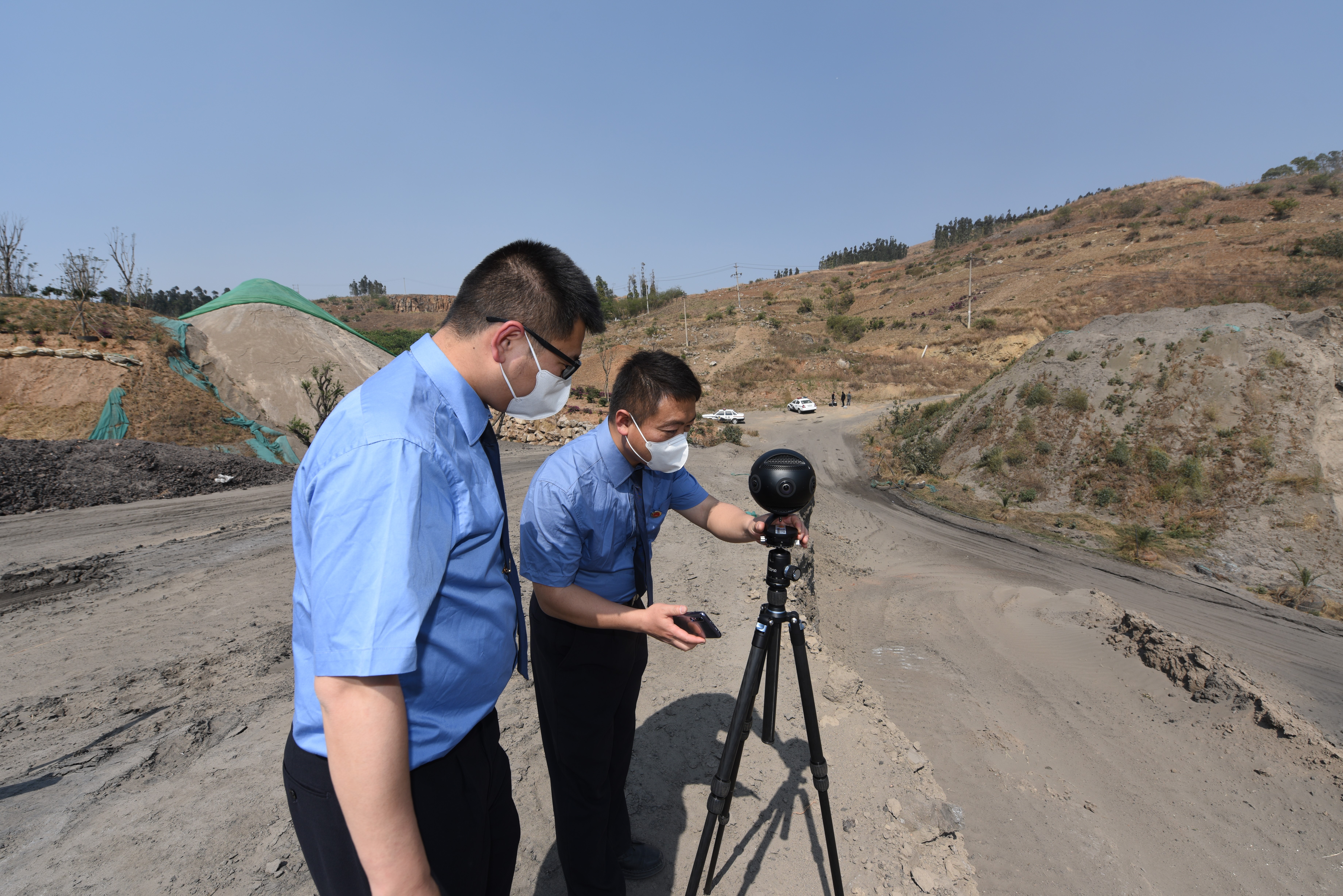 图为昆明市检察院干警在宜良矿渣堆场,使用全景摄像头进行现场勘验