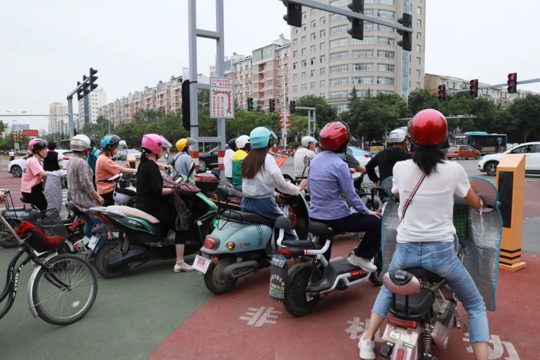 駕乘電動車摩托車佩戴安全頭盔是運城市鹽湖區2021年6月1日2021-06-02