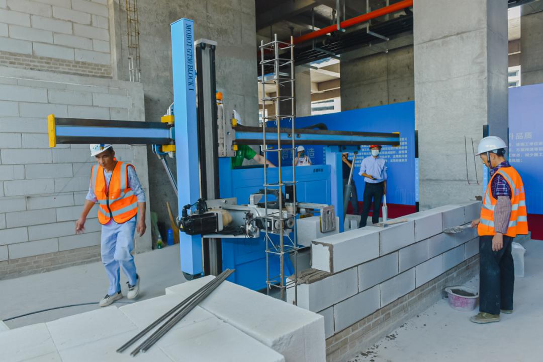 围观机器人盖房