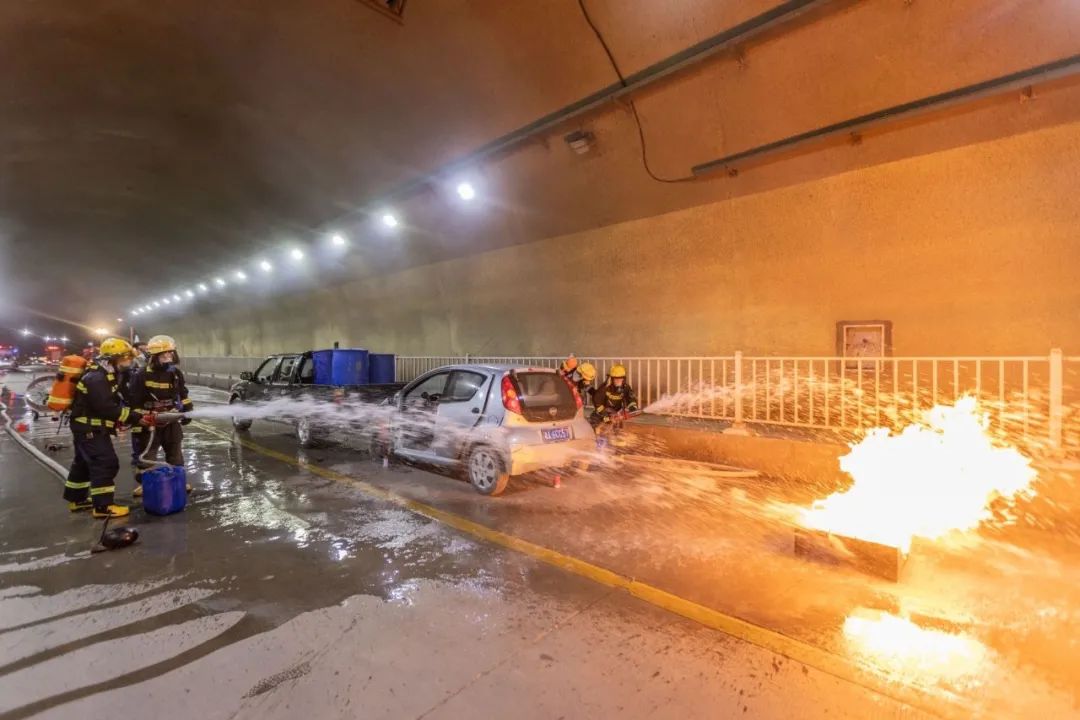 真火实景直击隧道火灾扑救跨区域实战演练现场