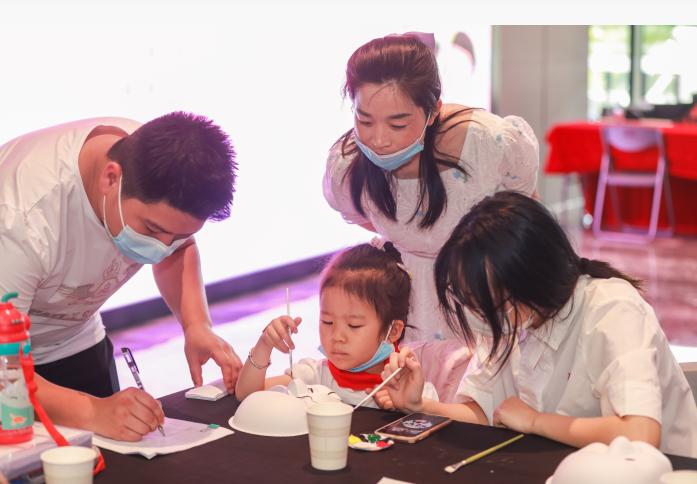 现场朗诵党史小故事《十岁抗日小英雄-郑振华》,讲述抗战时期抗日小