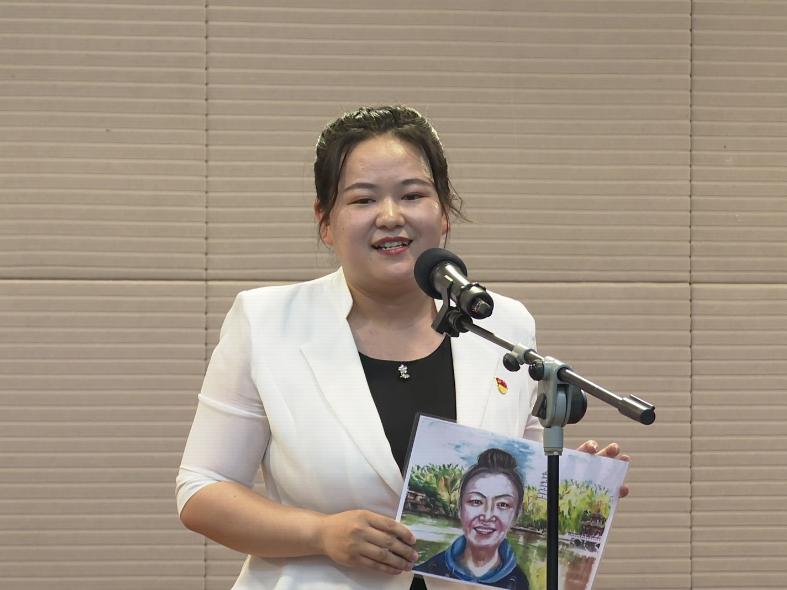 她是6号选手刘爽,来自河北区宁园街道,正在演讲《不忘初心跟党走 巾帼