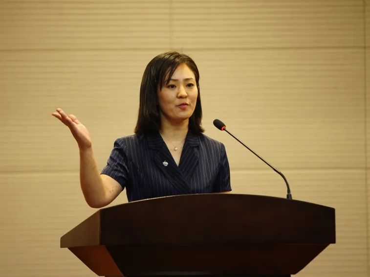 她是6号选手刘爽,来自河北区宁园街道,正在演讲《不忘初心跟党走 巾帼